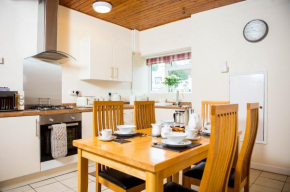 Awel Taf- Central cottage ideal for families, with parking